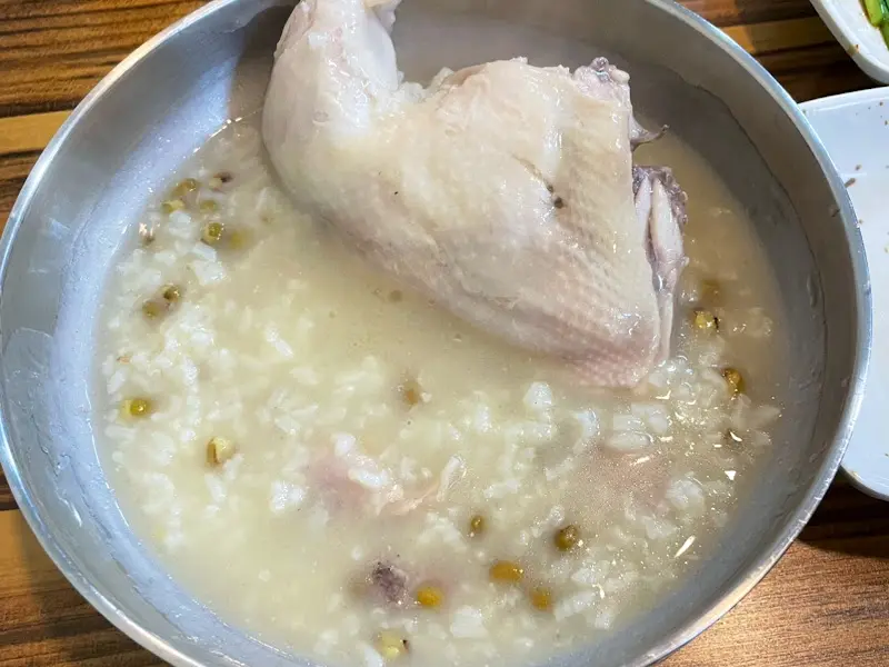 닭고기가 듬뿍 들어간 닭백숙