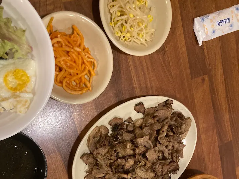 싱싱한 쌈 채소와 반찬들