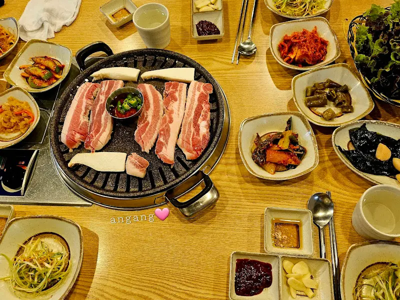 삼겹살을 굽는 모습