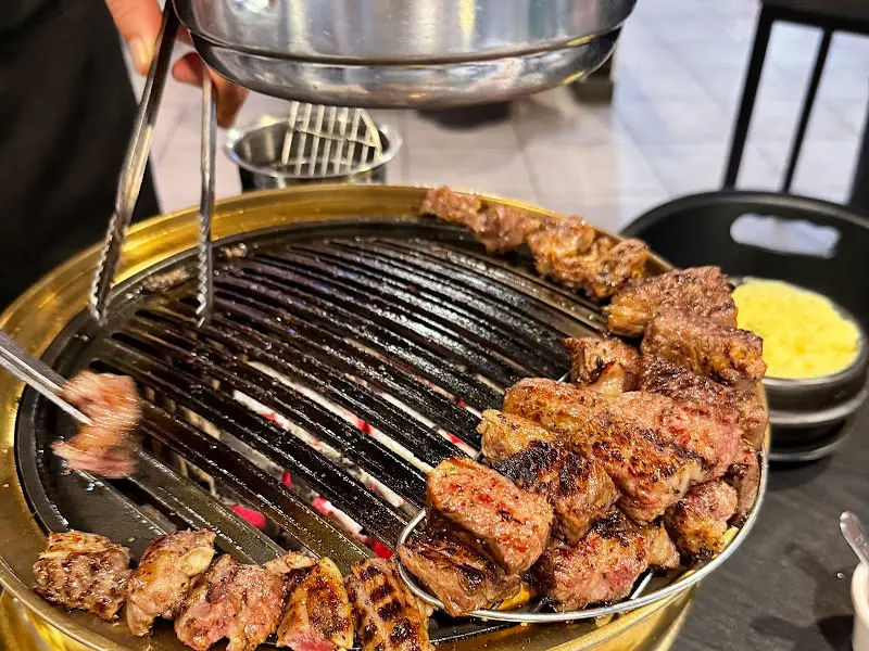 숯불 위에서 익어가는 우대갈비