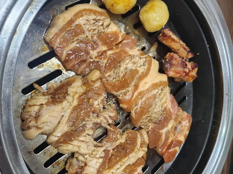 숯불 위에 구워지는 돼지갈비와 마늘