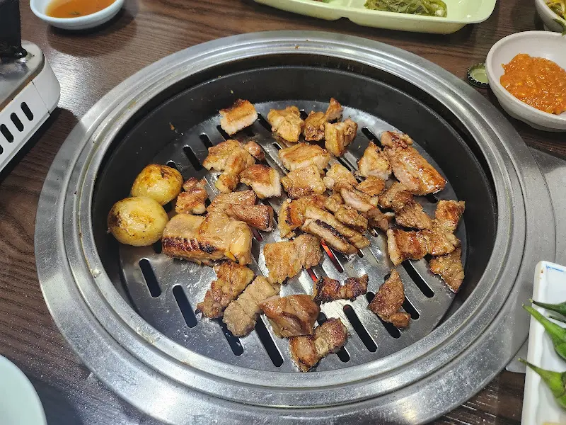 숯불에 구워진 돼지갈비