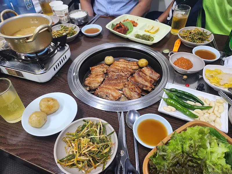 돼지갈비 한 상 차림