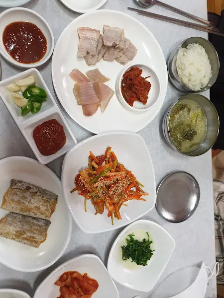 장미식당 정식 한 상