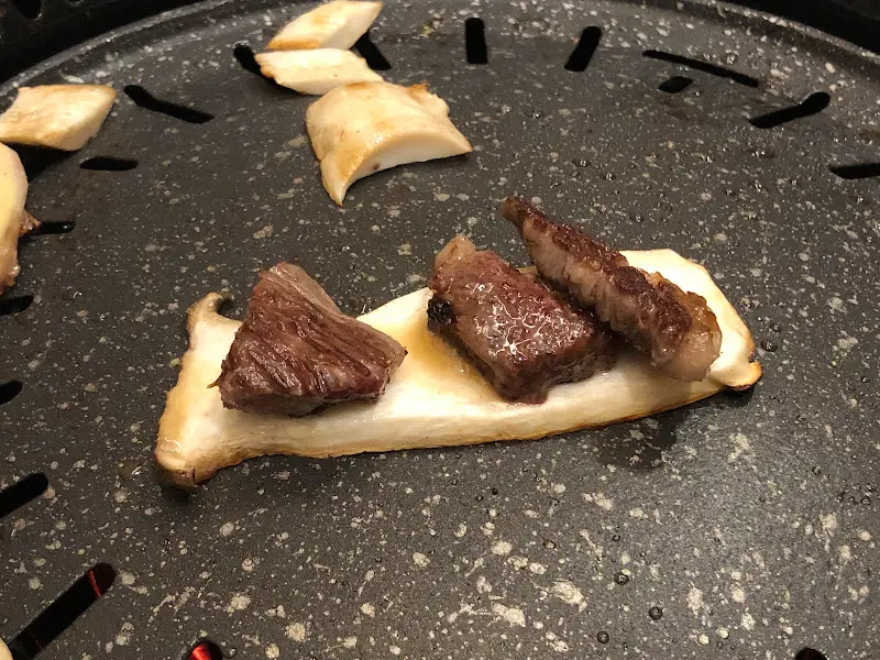 숯불 위에 구워지는 꽃등심