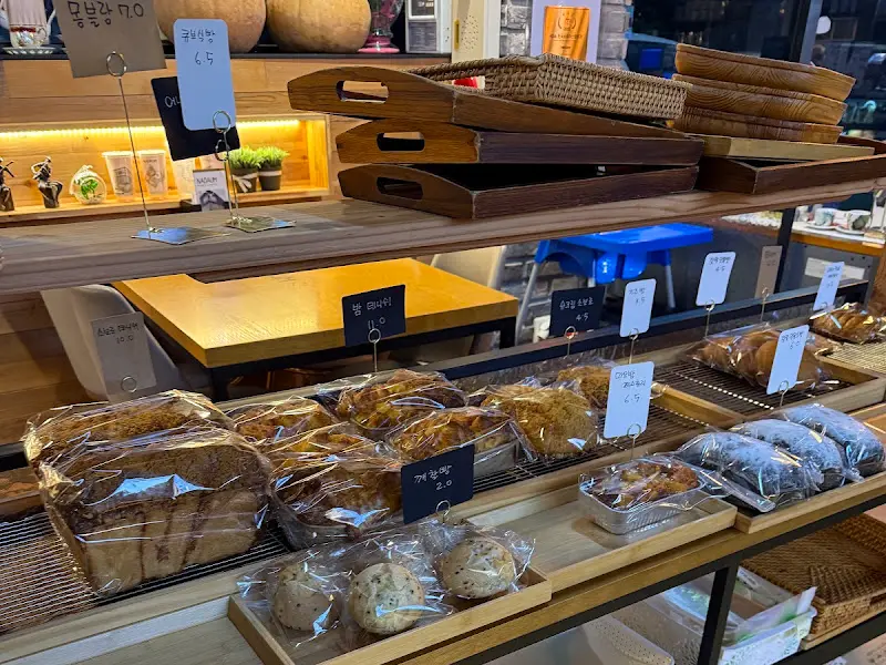 나다움 빵 진열대