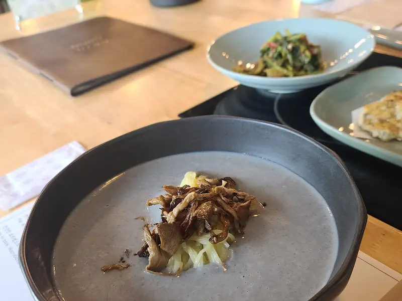 깔끔한 테이블 세팅