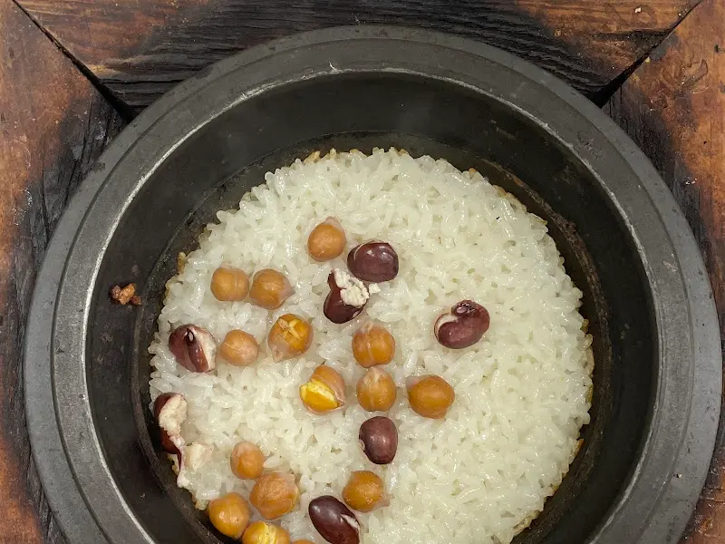 윤기가 흐르는 돌솥밥