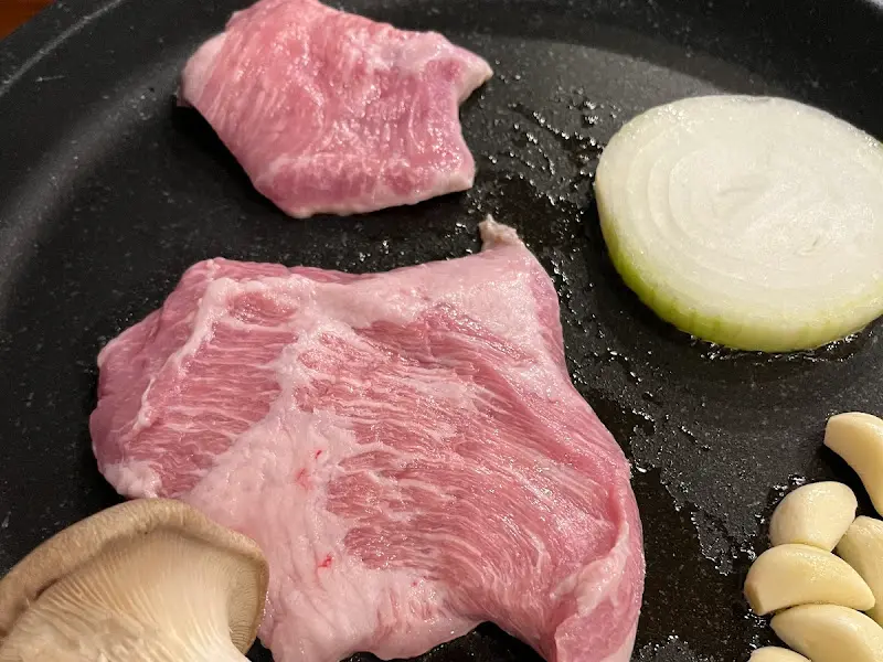 불판 위에서 익어가는 삼겹살