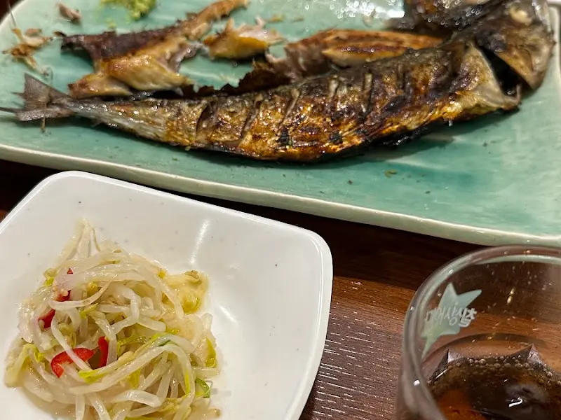 해꽃한상 고등어구이 먹는 모습