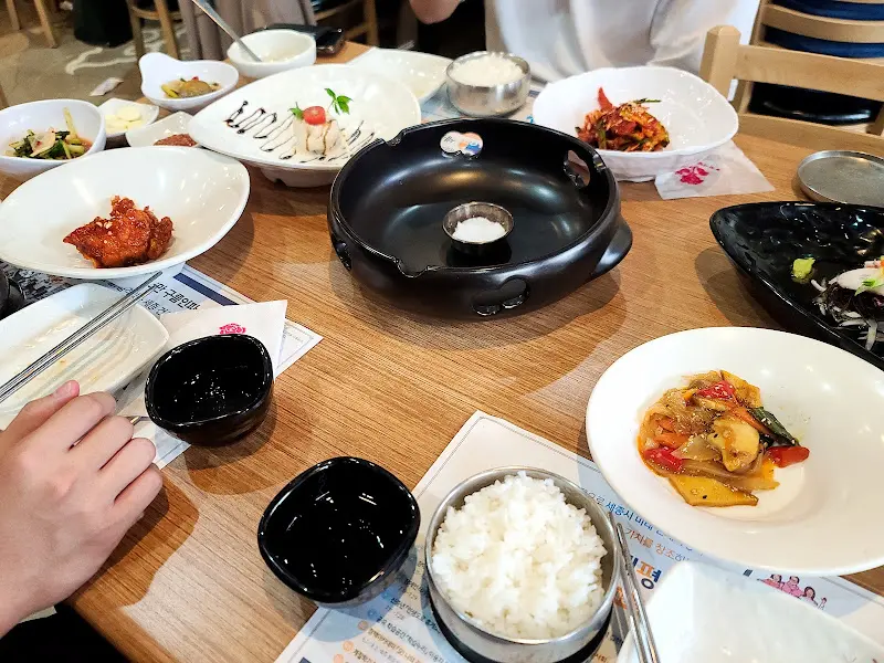 깔끔하게 차려진 테이블 세팅