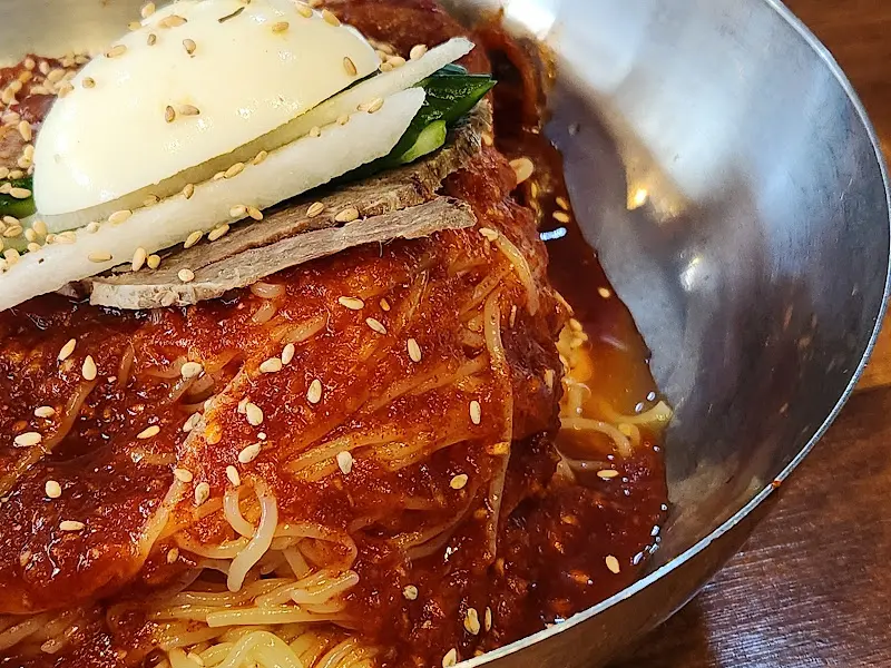 회밀면의 면발과 고명