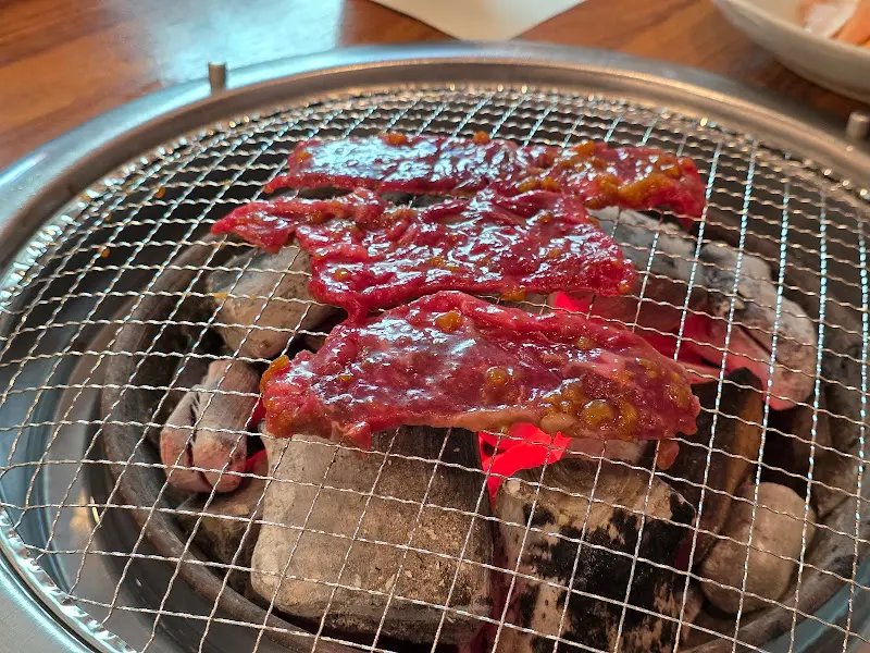 불판 위 복숭아 불고기