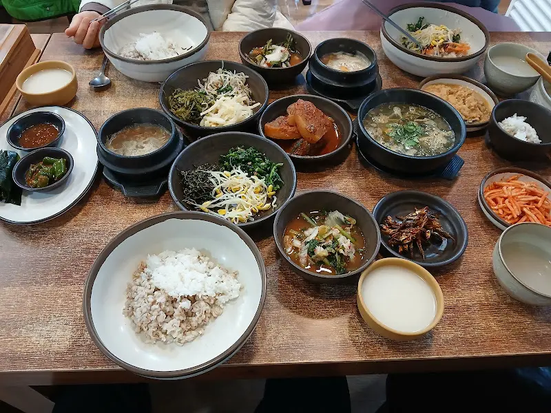 푸짐하게 차려진 보리밥 한 상