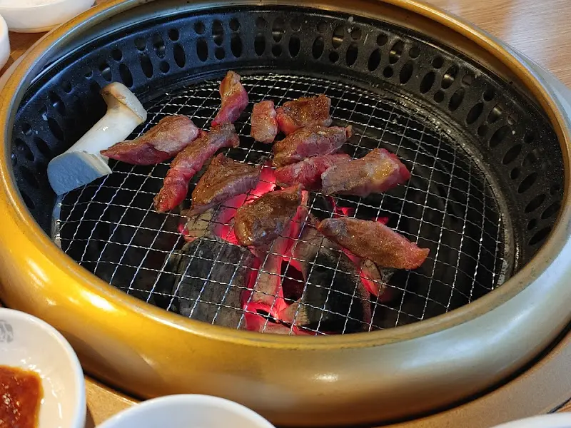 숯불 위에서 익어가는 갈비