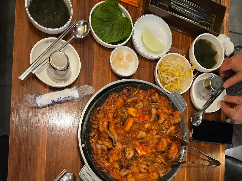 쭈꾸미와 함께 제공되는 다양한 반찬들