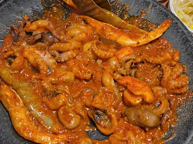매콤한 양념에 버무려진 쭈꾸미