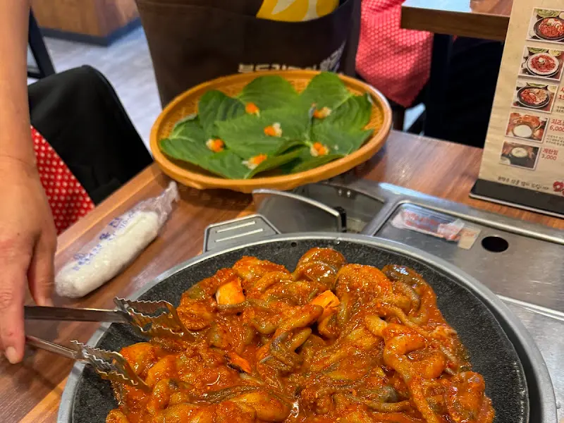 깻잎에 날치알을 얹은 알쌈