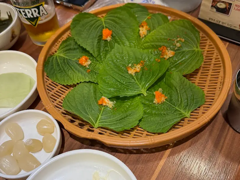 알쌈과 함께 제공되는 다양한 소스