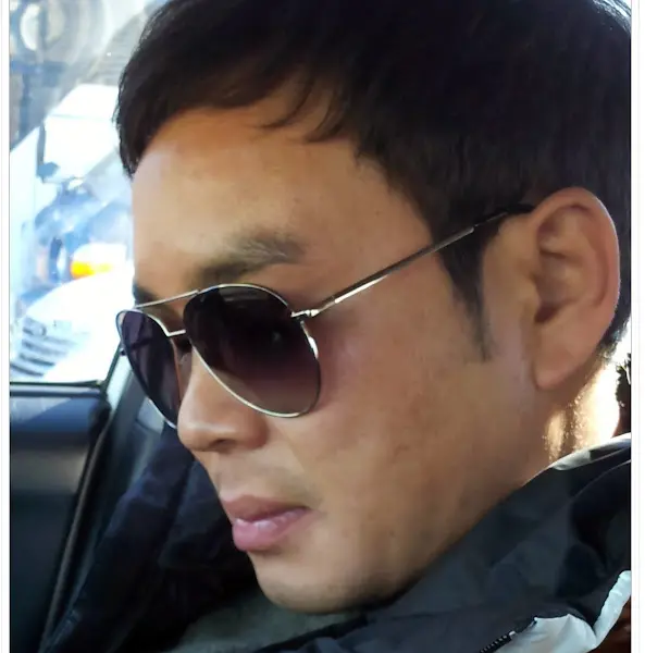 선글라스를 쓴 남성의 클로즈업 사진