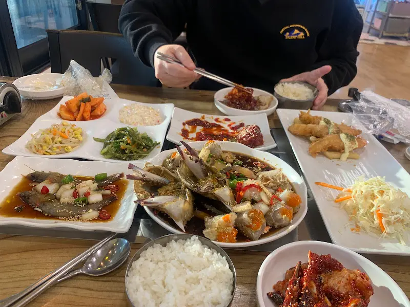 푸짐한 한 상 차림과 식사하는 모습