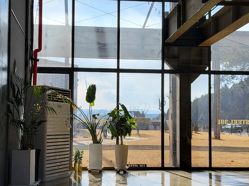 STEEL301 통창 밖 풍경