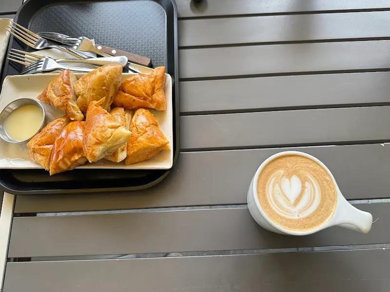 산 라떼와 군고구마 브리오슈