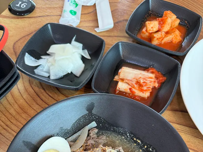 정갈하게 담긴 반찬들