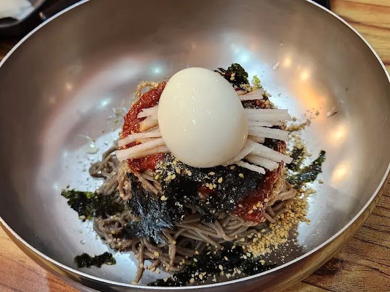 양념이 듬뿍 올려진 비빔 막국수