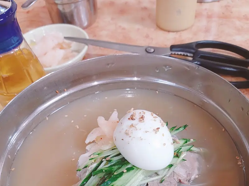 냉면에 올려진 고명