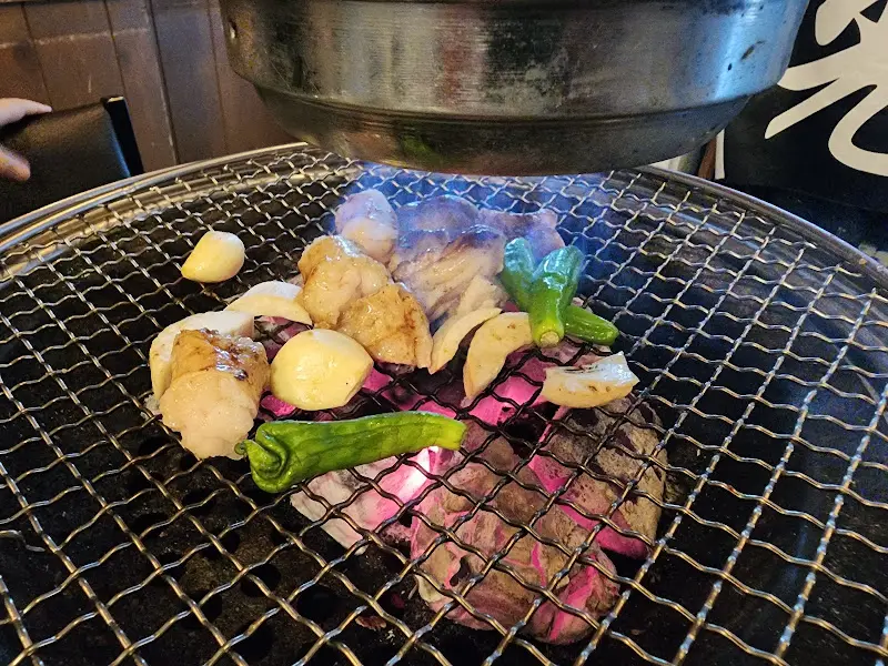 대창과 마늘, 고추 굽는 모습