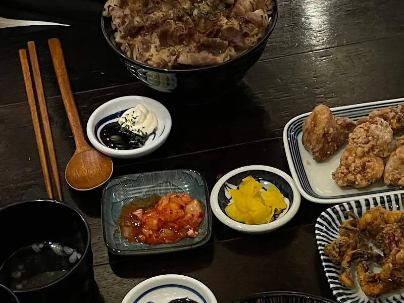 규동과 다양한 반찬들