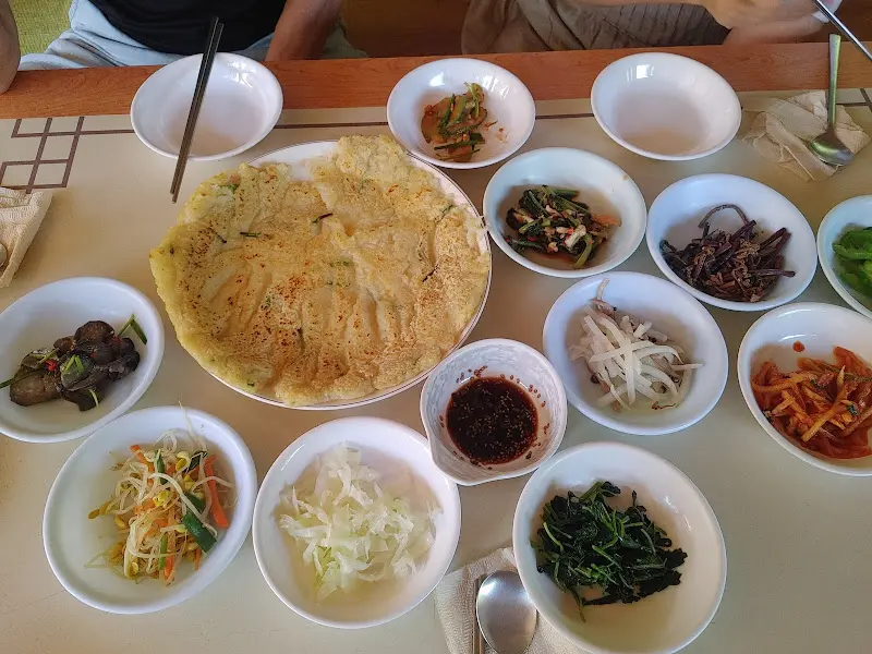 옹달샘보리밥집의 푸짐한 한 상 차림