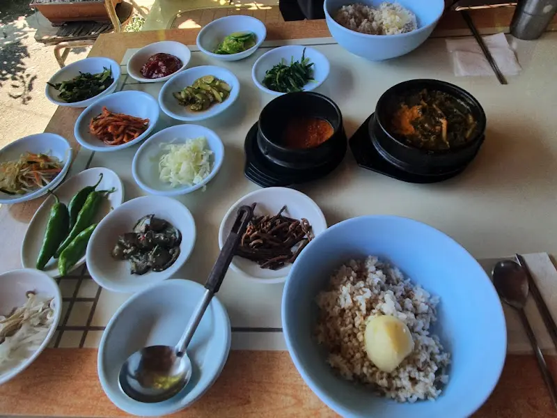 갖가지 채소가 푸짐하게 담긴 보리밥