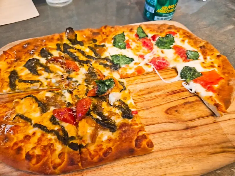 반반 피자 비주얼