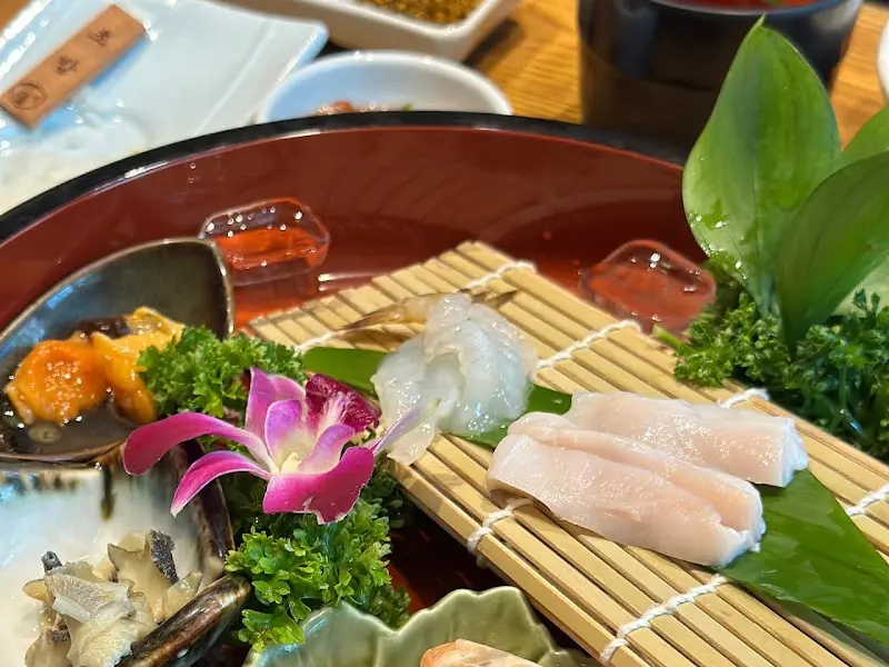 플레이팅이 예쁜 사시미