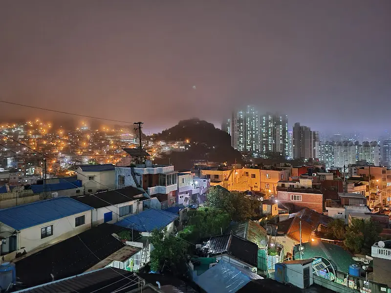 루프탑에서 바라본 부산 시내 야경