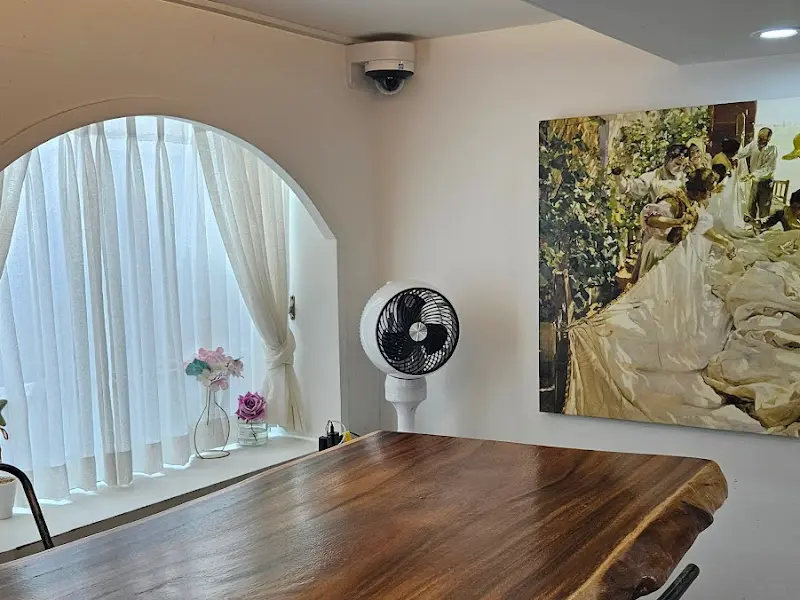 하얀 커튼이 드리워진 창가 자리