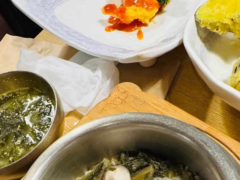 정갈하게 담겨 나온 맛깔스러운 반찬들