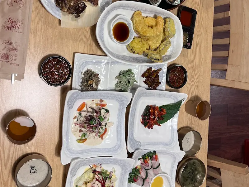 푸짐하게 차려진 상차림