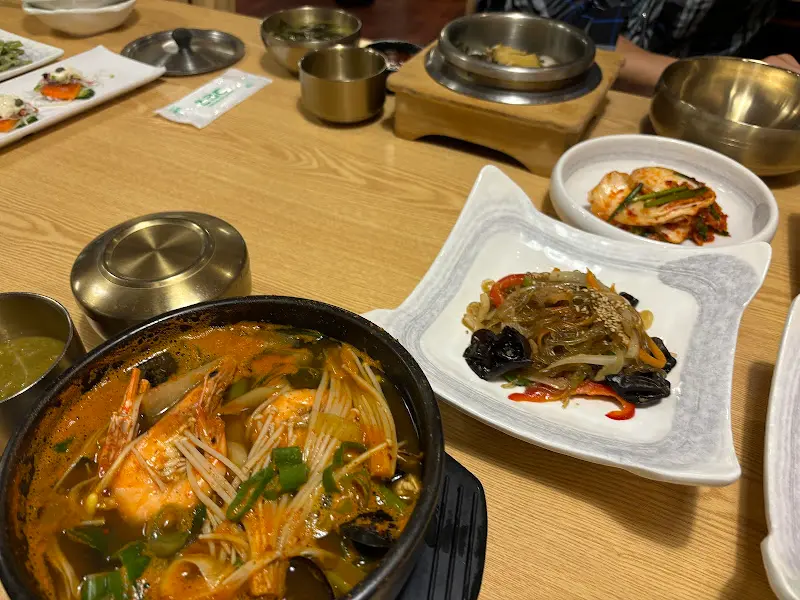 정갈한 반찬들과 해물탕