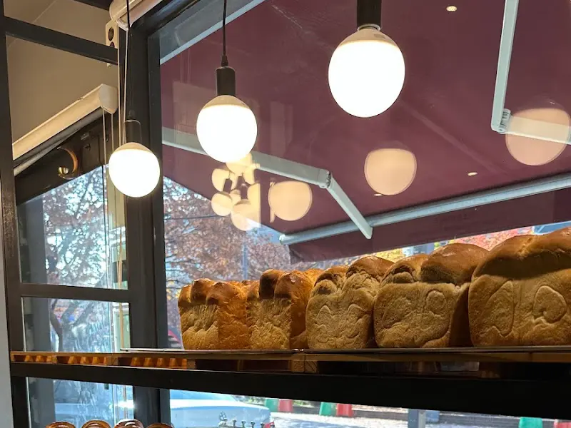 빵 진열대와 조명