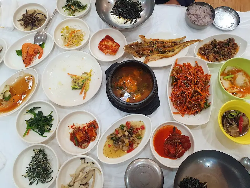 푸짐하게 차려진 꼬막정식 한 상