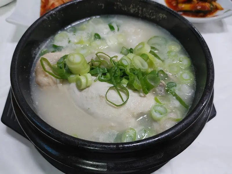 윤기가 흐르는 삼계탕