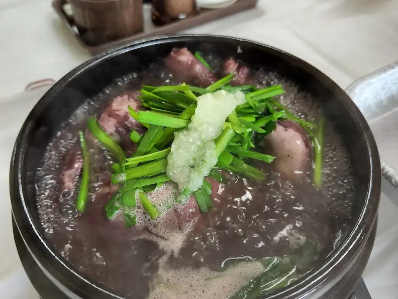 검은 뚝배기에 담겨 김이 모락모락 나는 능이 삼계탕