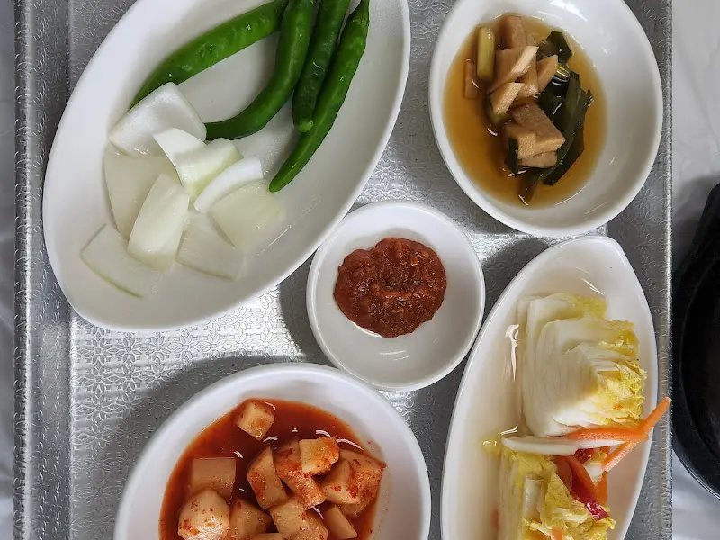 정갈하게 담겨 나온 삼계탕 밑반찬