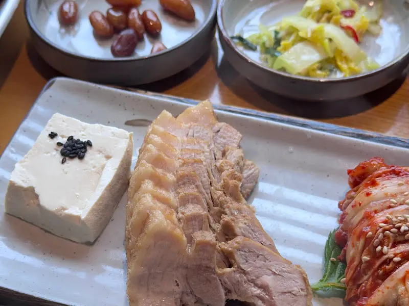 윤기가 흐르는 보쌈 수육