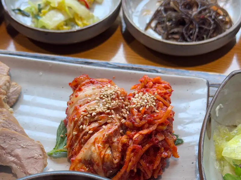 보쌈과 함께 제공되는 김치