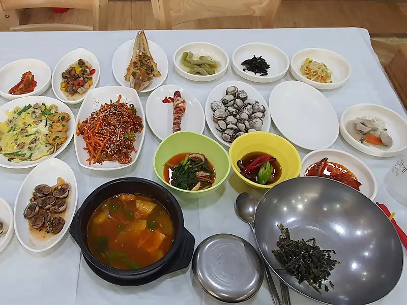 다채로운 꼬막 요리들과 반찬들