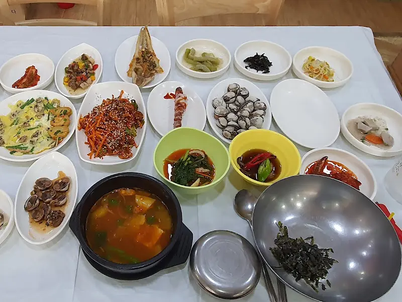 꼬막정식의 푸짐한 전체 상차림